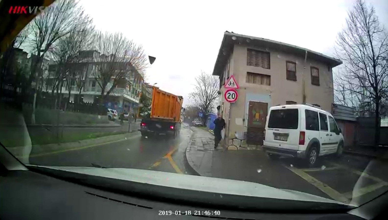 Üsküdar’da hafriyat kamyonunun açılan damper kapağı yayaya ve araçlara çarptı 4 uskudarda hafriyat kamyonunun acilan damper kapagi yayaya ve araclara carpti 0 iXLWRQrG