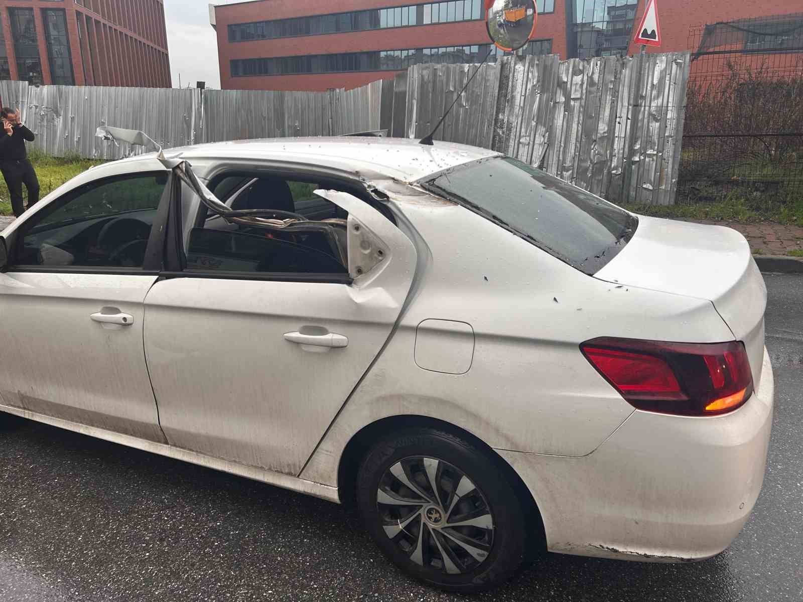 Üsküdar’da hafriyat kamyonunun açılan damper kapağı yayaya ve araçlara çarptı 5 uskudarda hafriyat kamyonunun acilan damper kapagi yayaya ve araclara carpti 1 9stLAQDE