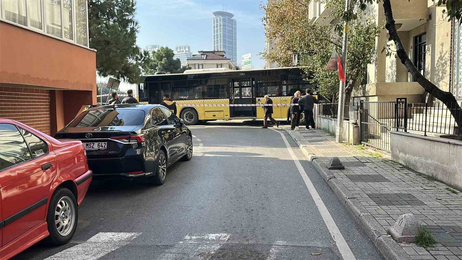 uskudarda iett otobusu borekciye daldi 4 yarali 1 qbO3kYP5