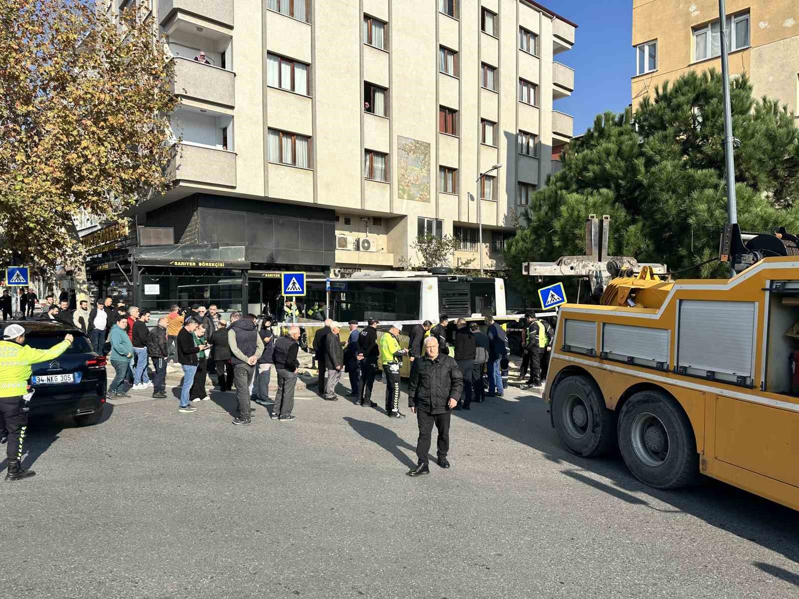 uskudarda iett otobusu borekciye daldi 4 yarali 2 5ETVvvQr