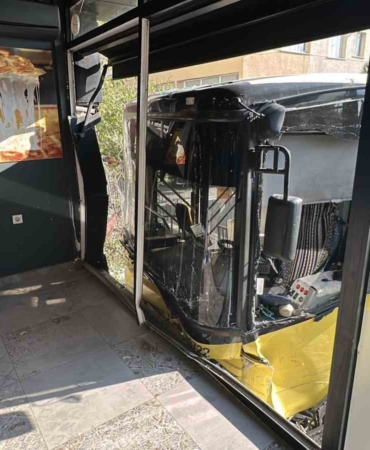 uskudarda-iett-otobusu-borekciye-daldi-4-yarali-sV2nTAeZ.jpg
