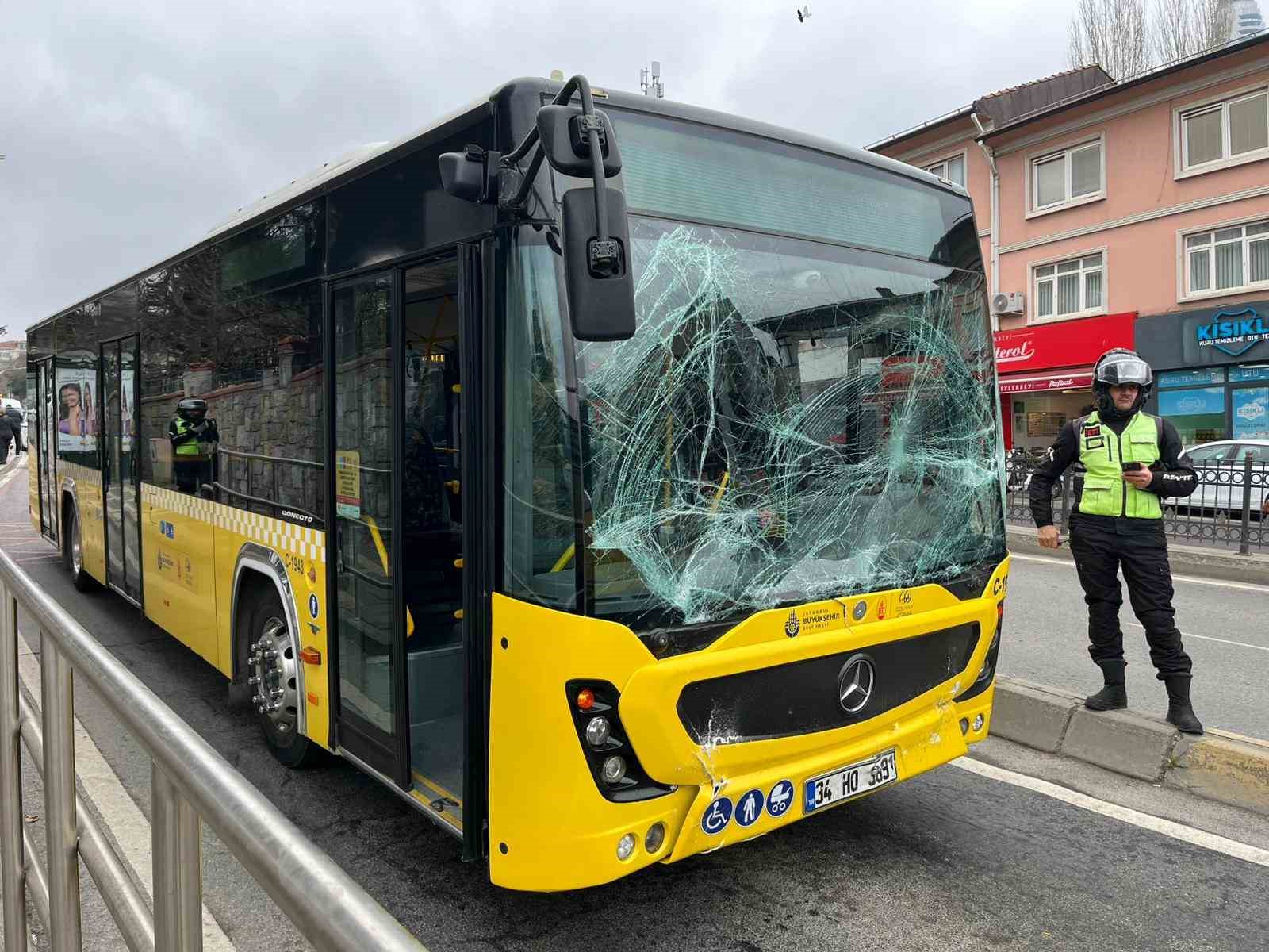 uskudarda iki iett otobusu carpisti 0 aa39L98X