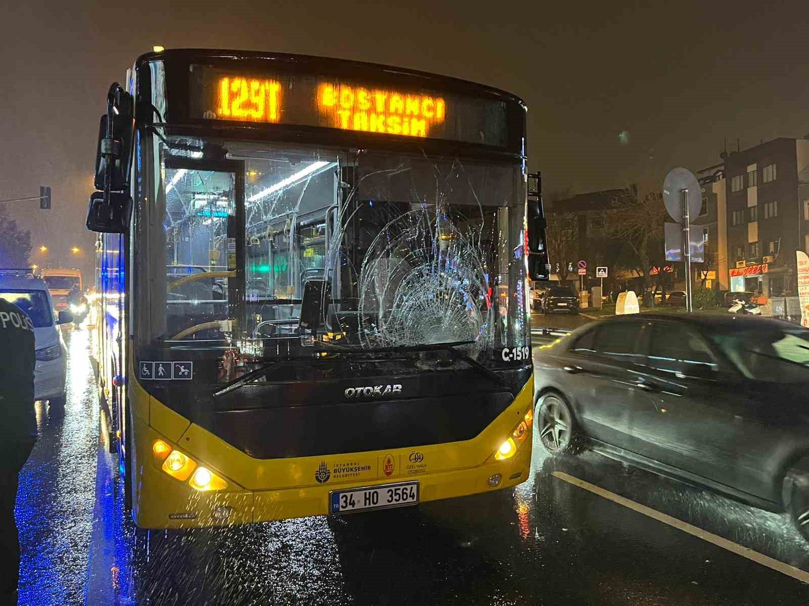 Üsküdar’da kırmızı ışıkta geçen yayaya İETT otobüsü çarptı 5 uskudarda kirmizi isikta gecen yayaya iett otobusu carpti 1 5wJmdIcp