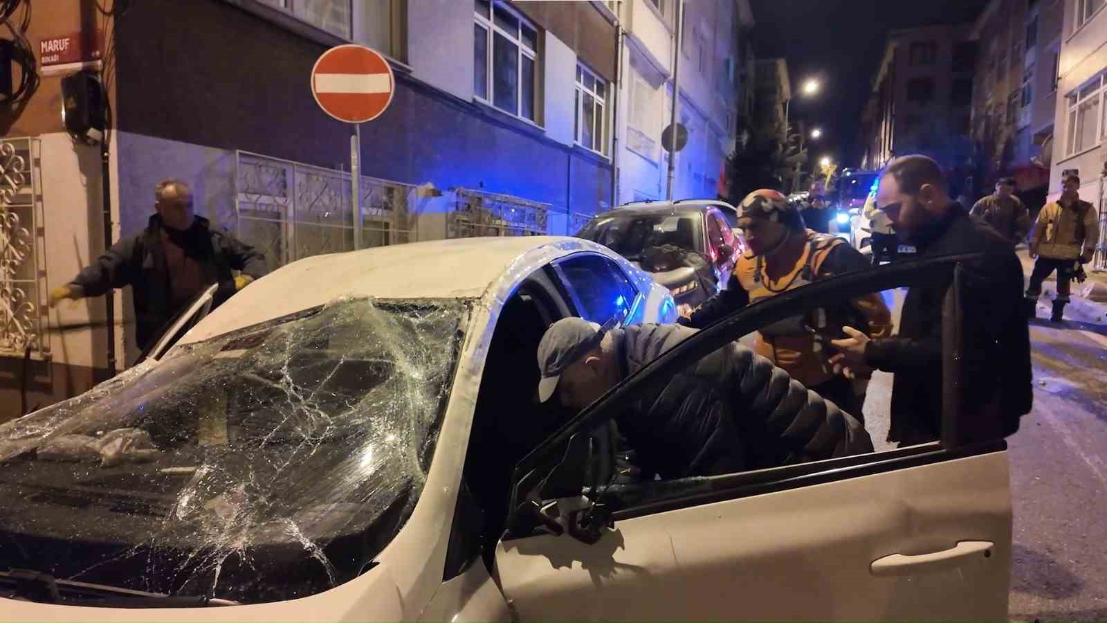 uskudarda kontrolden cikan otomobil iki araca carparak takla atti 0 6FfYI54h