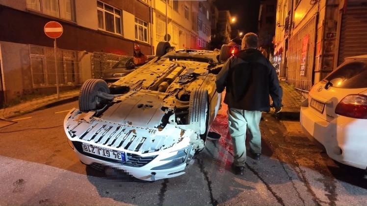 uskudarda kontrolden cikan otomobil iki araca carparak takla atti 2 5KYhG2Sl