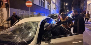 uskudarda-kontrolden-cikan-otomobil-iki-araca-carparak-takla-atti-2TeBDli4.jpg