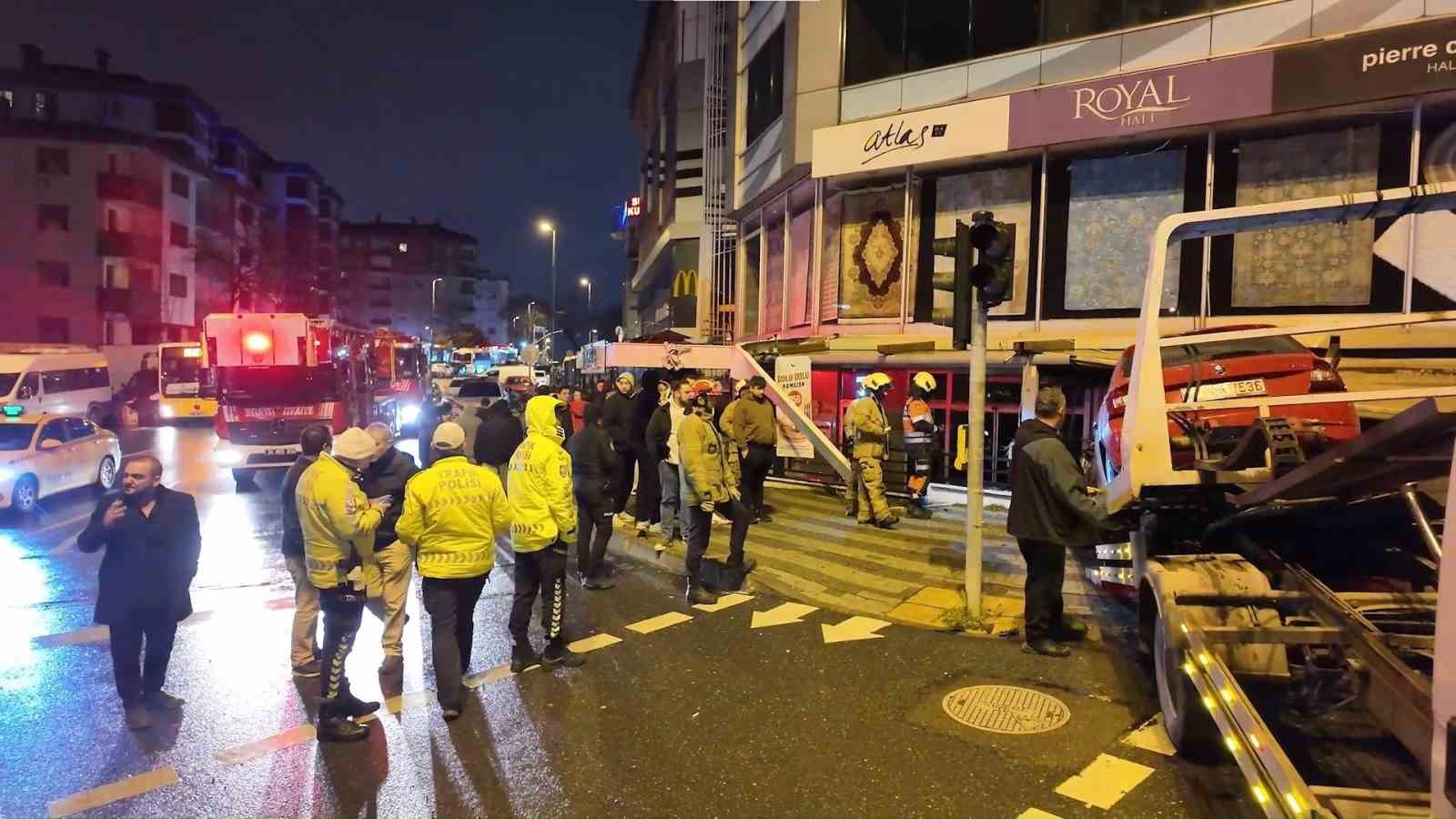 uskudarda kontrolden cikan otomobil is yerine daldi 1 gKDnkJiw