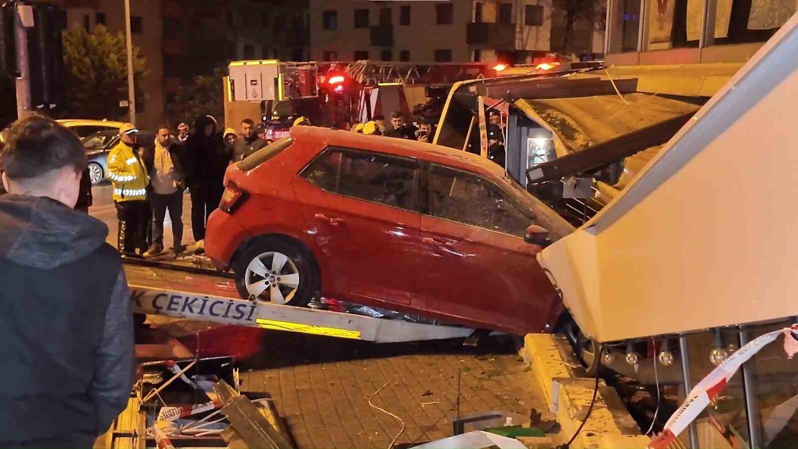 uskudarda kontrolden cikan otomobil is yerine daldi 2 pPL4EqaI