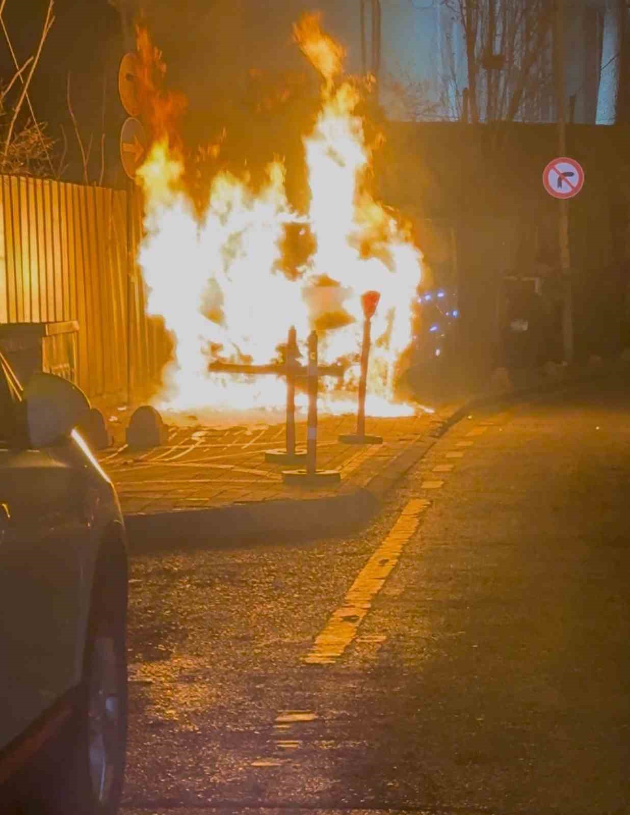 uskudarda park halindeki arac alev alev yandi o anlar kamerada 1 rFvMyr5A