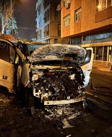 uskudarda-park-halindeki-arac-alev-alev-yandi-o-anlar-kamerada-HdCQHdcI.jpg