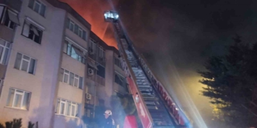 uskudarda-site-icindeki-binanin-catisinda-yangin-panigi-Neg1U9zq.jpg
