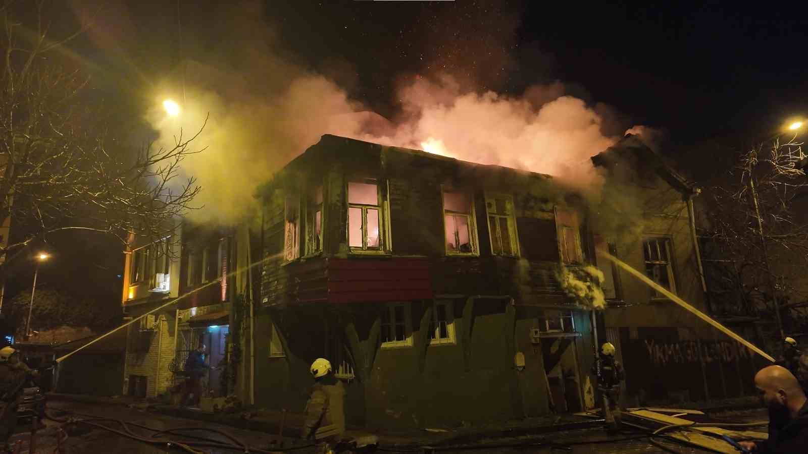 uskudarda tarihi metruk binalarda yangin 1 46cAcKeV