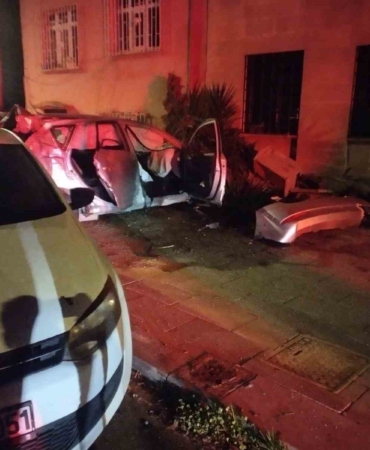 uskudarda-trafik-kazasi-2-yarali-QKlPsnCD.jpg