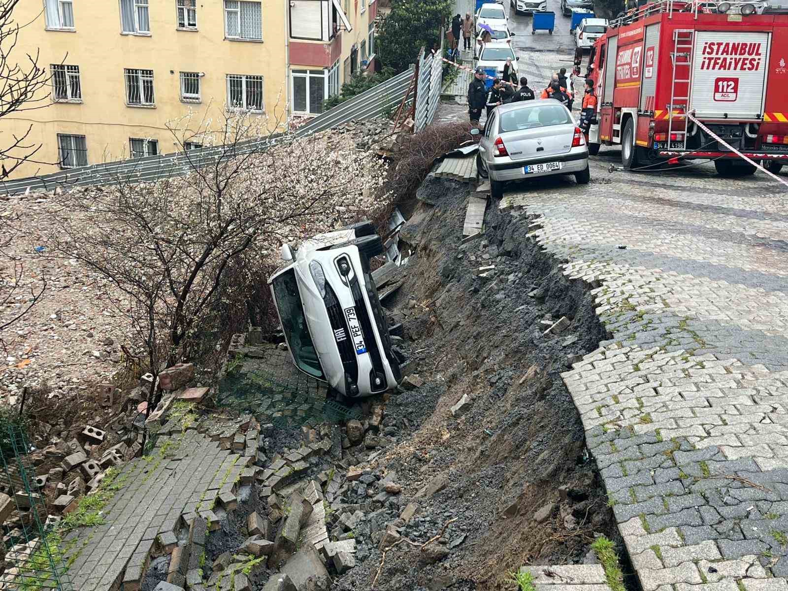 uskudarda yol coktu otomobil cukura dustu 0 XeXEMM95