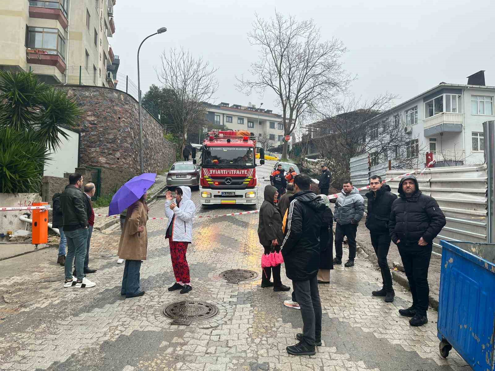 uskudarda yol coktu otomobil cukura dustu 1 KF4rdVrV