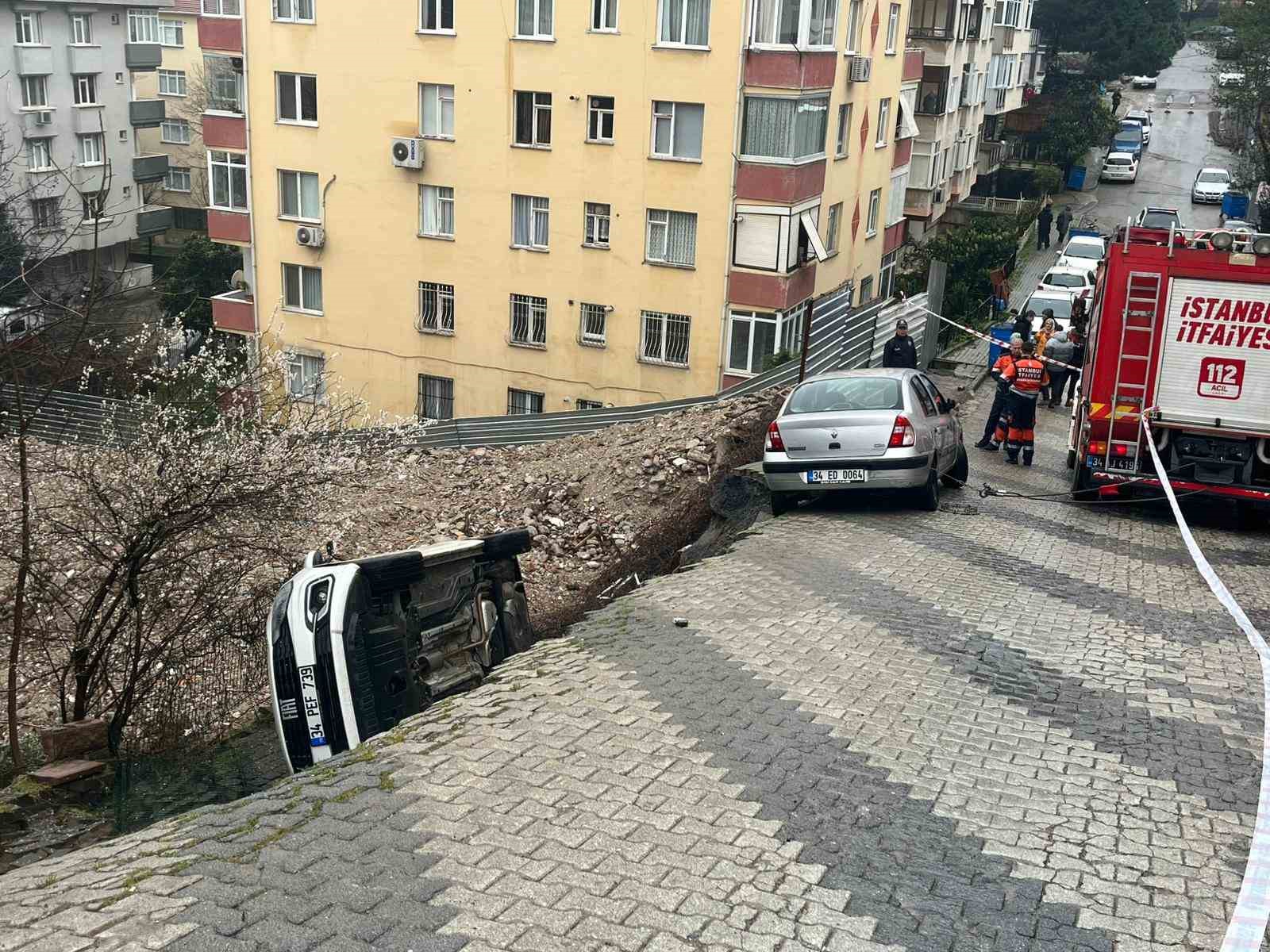 uskudarda yol coktu otomobil cukura dustu 2 rXjnjKAX