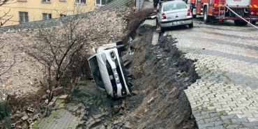 uskudarda-yol-coktu-otomobil-cukura-dustu-HzrOasI9.jpg
