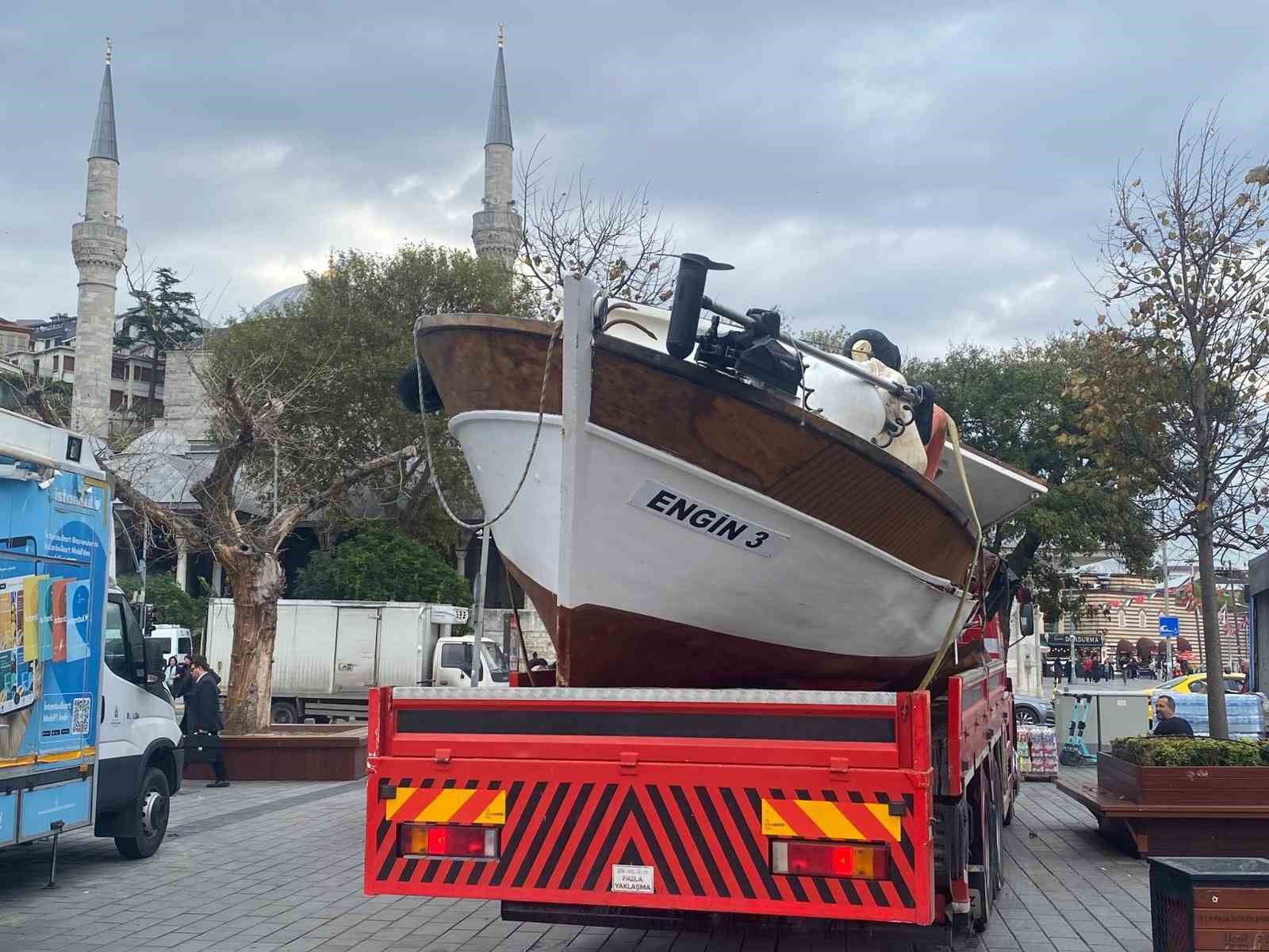 uskudarda yolcu motoru balikci teknesine carpti 0 FGNn9Caa