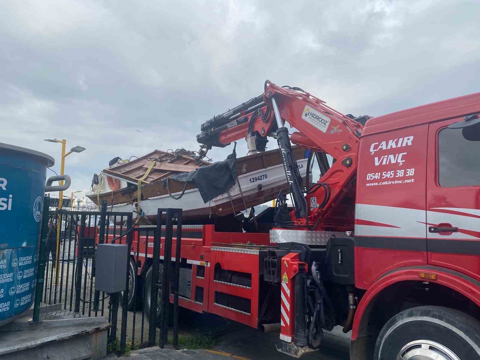 uskudarda yolcu motoru balikci teknesine carpti 1 3TTjL822