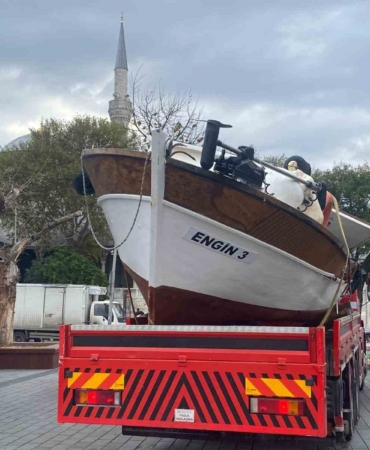 uskudarda-yolcu-motoru-balikci-teknesine-carpti-XRbYx2R5.jpg