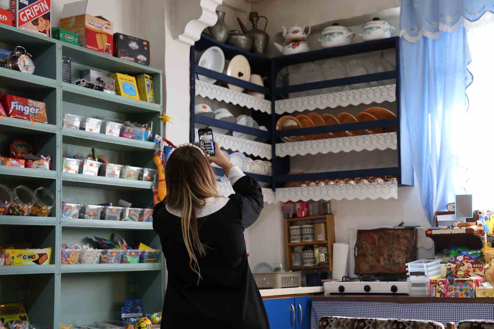 Üsküdar’daki "90’lar Evi’ ziyaretçilerini zamanda yolculuğa çıkarıyor 8 uskudardaki 90lar evi ziyaretcilerini zamanda yolculuga cikariyor 4 jJPgpRXK