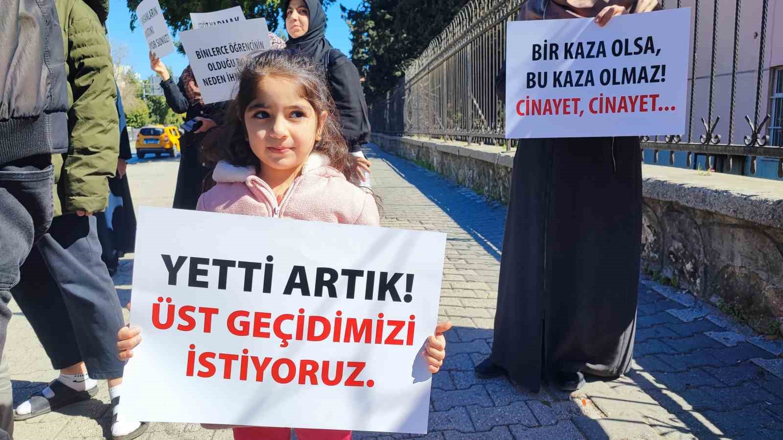ust gecit isteyen mahalleli eylem yapip belediyeye tepki gosterdi 2 CG4V6Btb