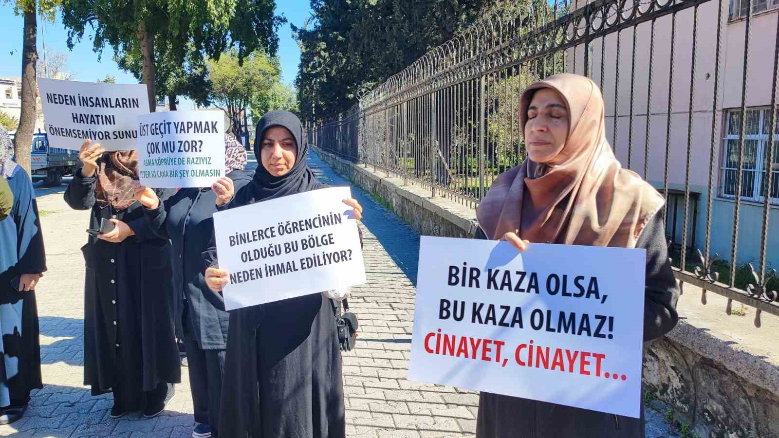 ust gecit isteyen mahalleli eylem yapip belediyeye tepki gosterdi 3 5Eqp4Uz9