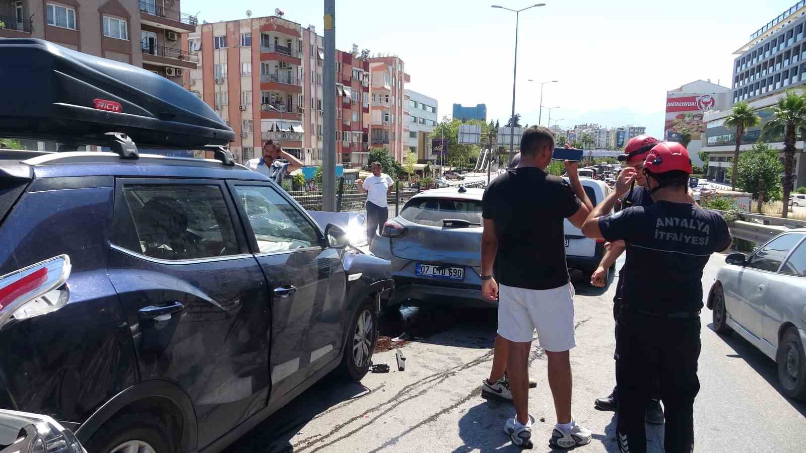 ust gecitte 4 arac birbirine girdi 1 yarali 1