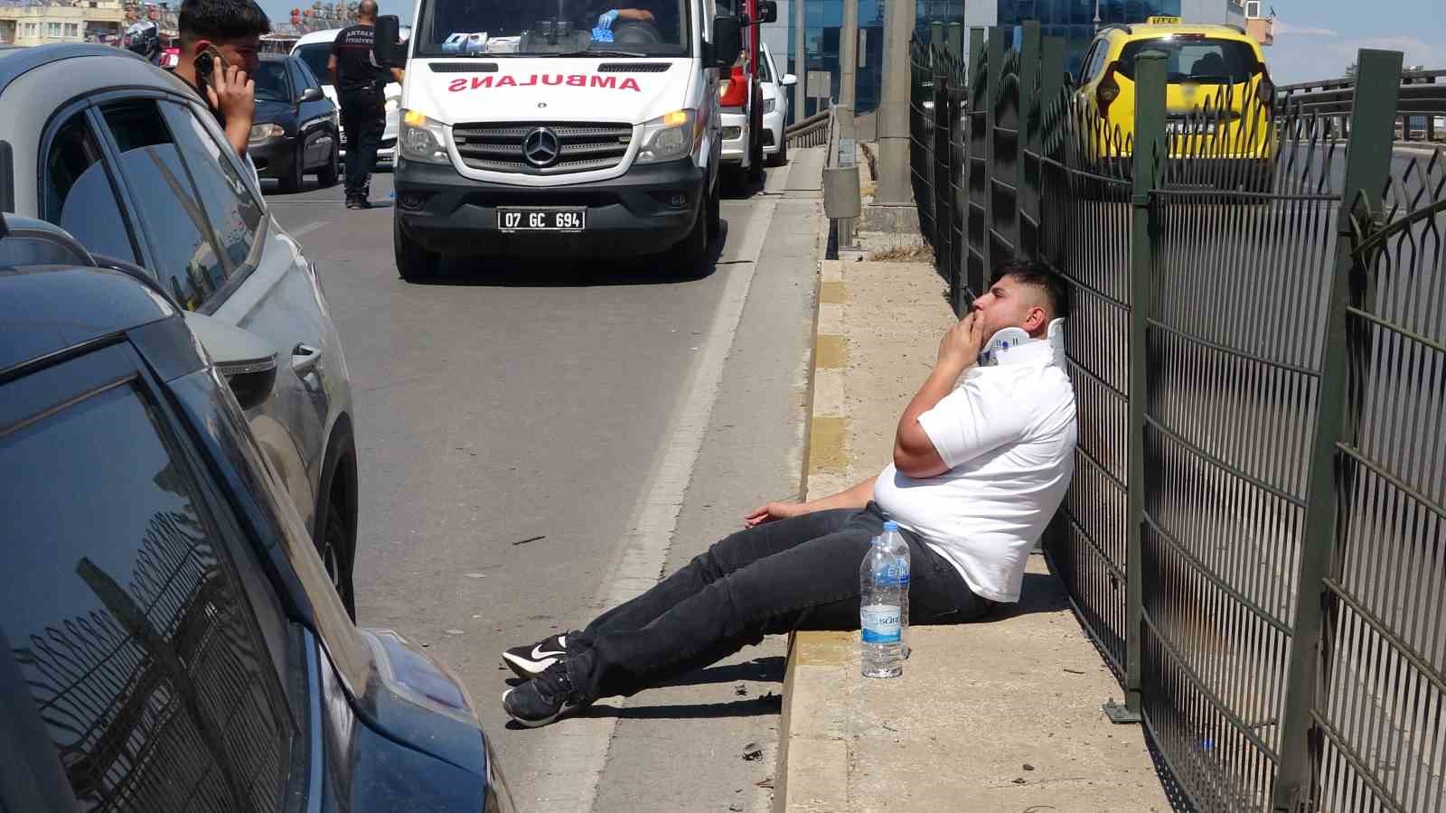 ust gecitte 4 arac birbirine girdi 1 yarali 3 uAbjJU1U