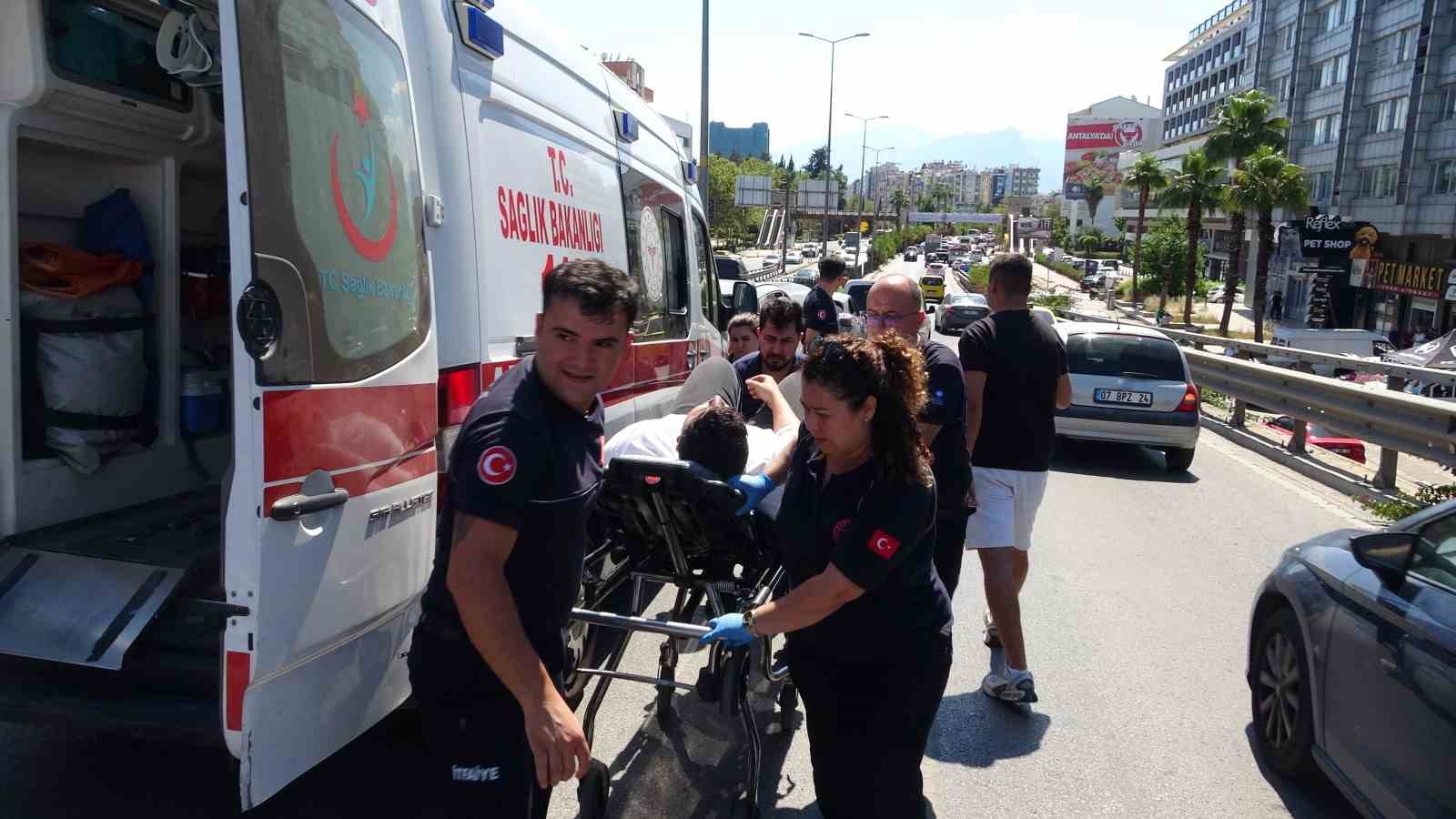 ust gecitte 4 arac birbirine girdi 1 yarali 9 gXOADFnQ