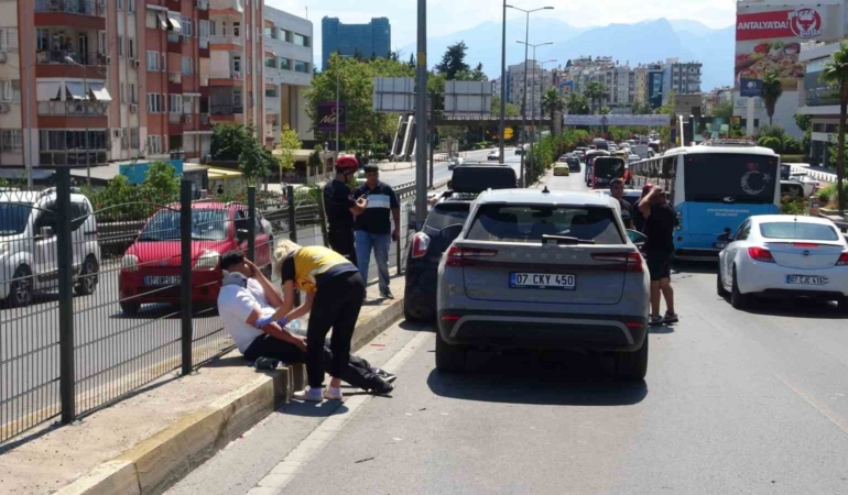 ust-gecitte-4-arac-birbirine-girdi-1-yarali-IHQPjTbB.jpg