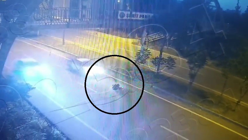 ust gecitten atlayan 14 yasindaki cocuga otomobilin carptigi anlar kamerada 2 iYlQy6tZ