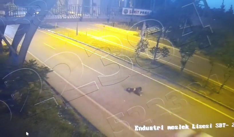 ust gecitten atlayan 14 yasindaki cocuga otomobilin carptigi anlar kamerada 3 YROnbaDX