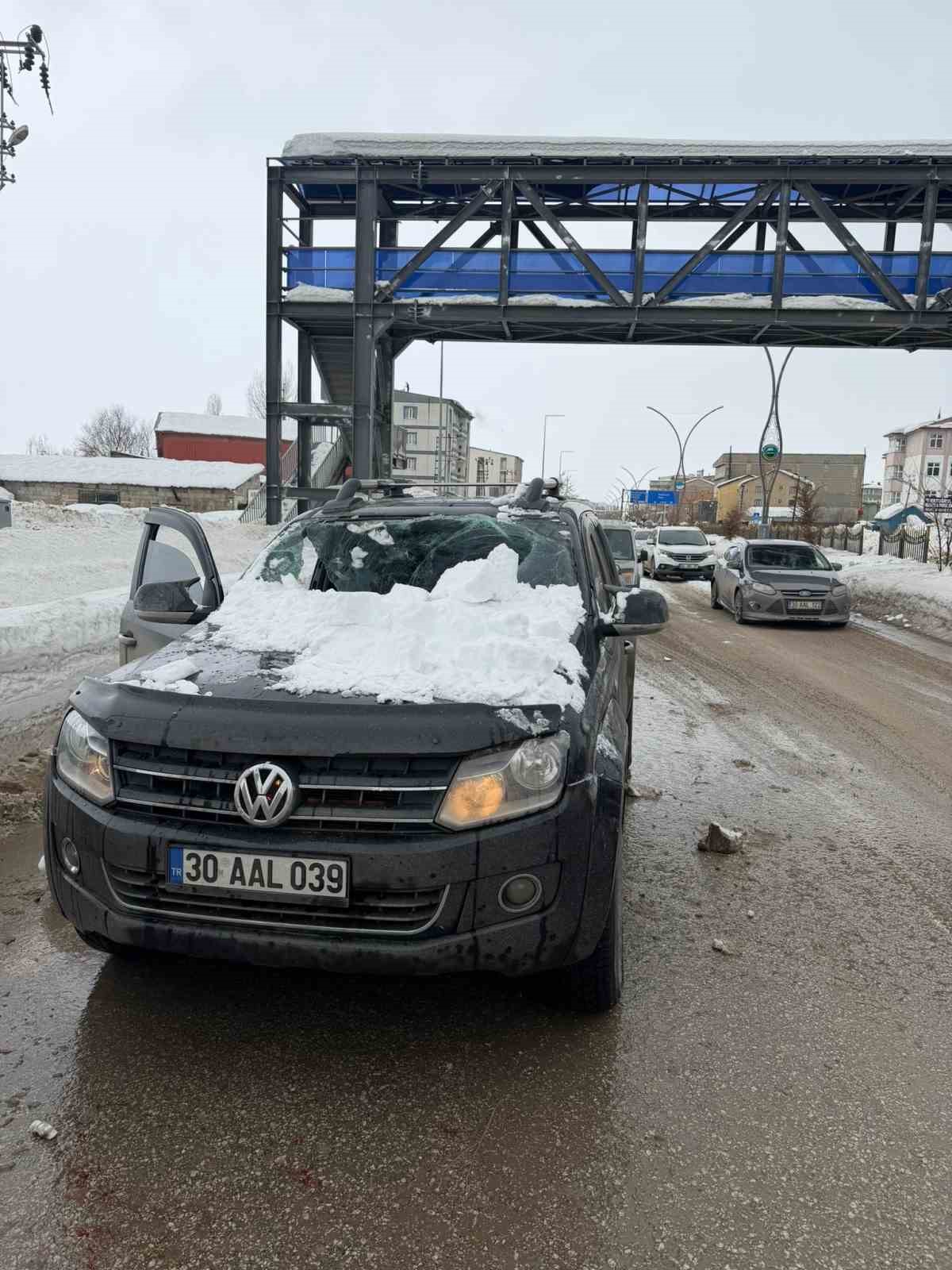 Üst geçitten otomobilin üzerine kar kütlesi düştü: 1 yaralı 5 ust gecitten otomobilin uzerine kar kutlesi dustu 1 yarali 1 Yu5UWJ1S