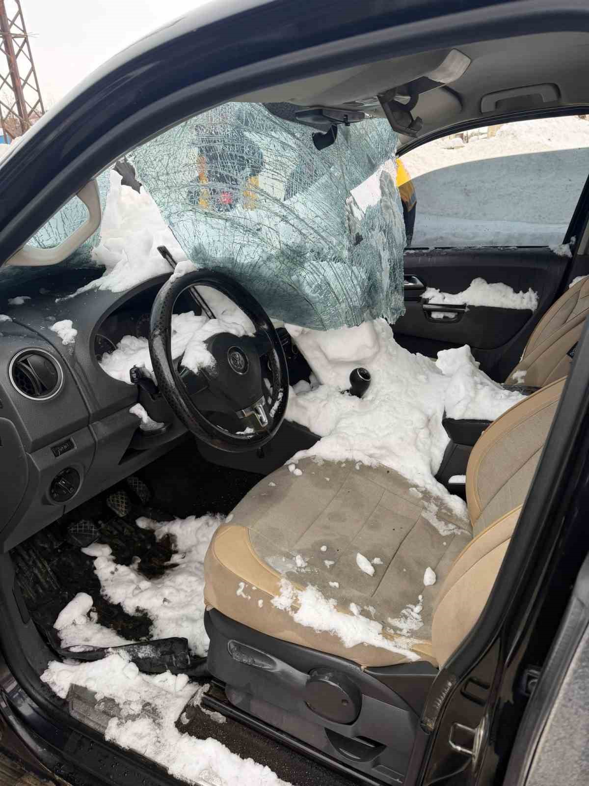 Üst geçitten otomobilin üzerine kar kütlesi düştü: 1 yaralı 6 ust gecitten otomobilin uzerine kar kutlesi dustu 1 yarali 2 myUjSd7s