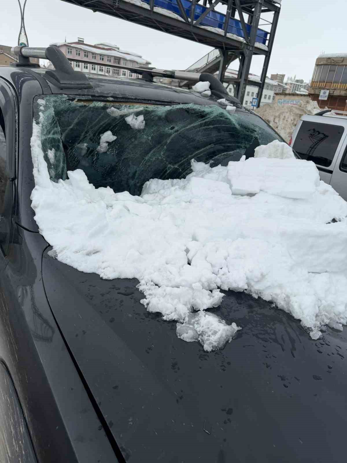 Üst geçitten otomobilin üzerine kar kütlesi düştü: 1 yaralı 7 ust gecitten otomobilin uzerine kar kutlesi dustu 1 yarali 3 SjKis6bM