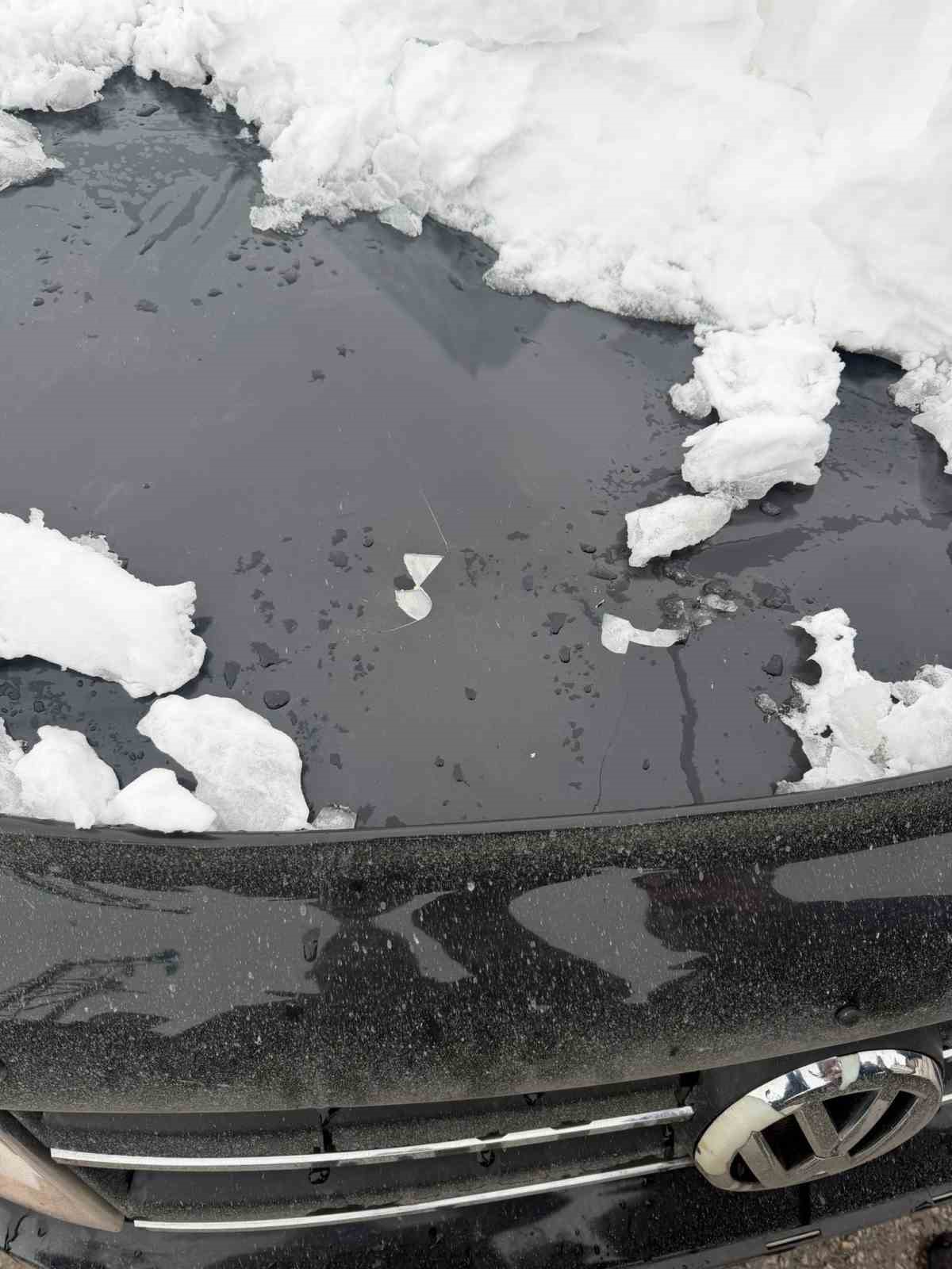 Üst geçitten otomobilin üzerine kar kütlesi düştü: 1 yaralı 8 ust gecitten otomobilin uzerine kar kutlesi dustu 1 yarali 4