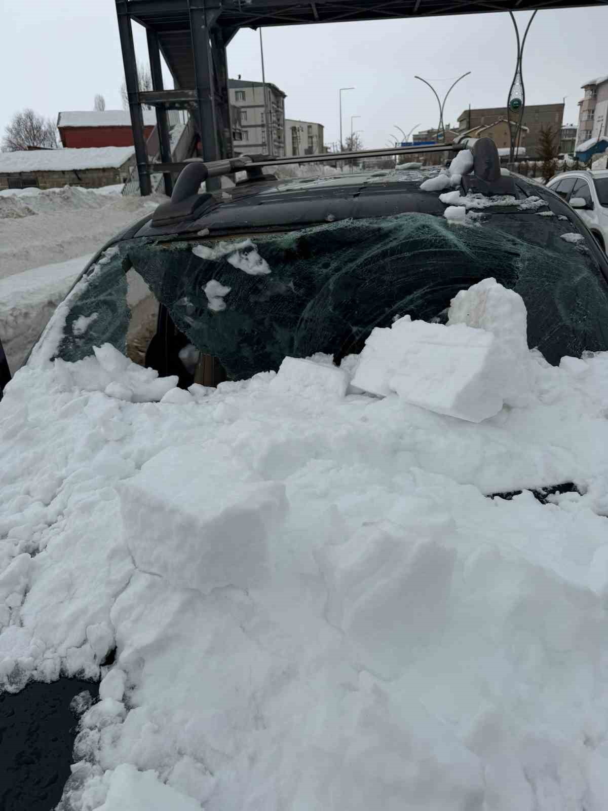 Üst geçitten otomobilin üzerine kar kütlesi düştü: 1 yaralı 9 ust gecitten otomobilin uzerine kar kutlesi dustu 1 yarali 5 gY6WMTHJ