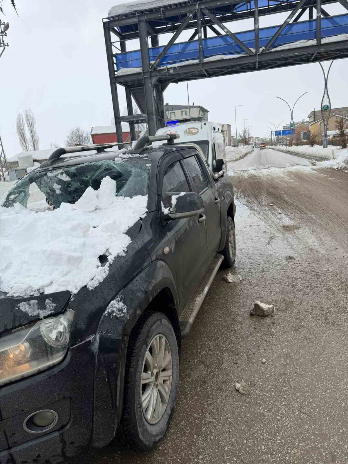 Üst geçitten otomobilin üzerine kar kütlesi düştü: 1 yaralı 10 ust gecitten otomobilin uzerine kar kutlesi dustu 1 yarali 6 qIwgMKXR