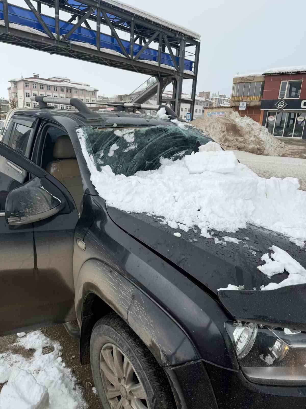 Üst geçitten otomobilin üzerine kar kütlesi düştü: 1 yaralı 11 ust gecitten otomobilin uzerine kar kutlesi dustu 1 yarali 7