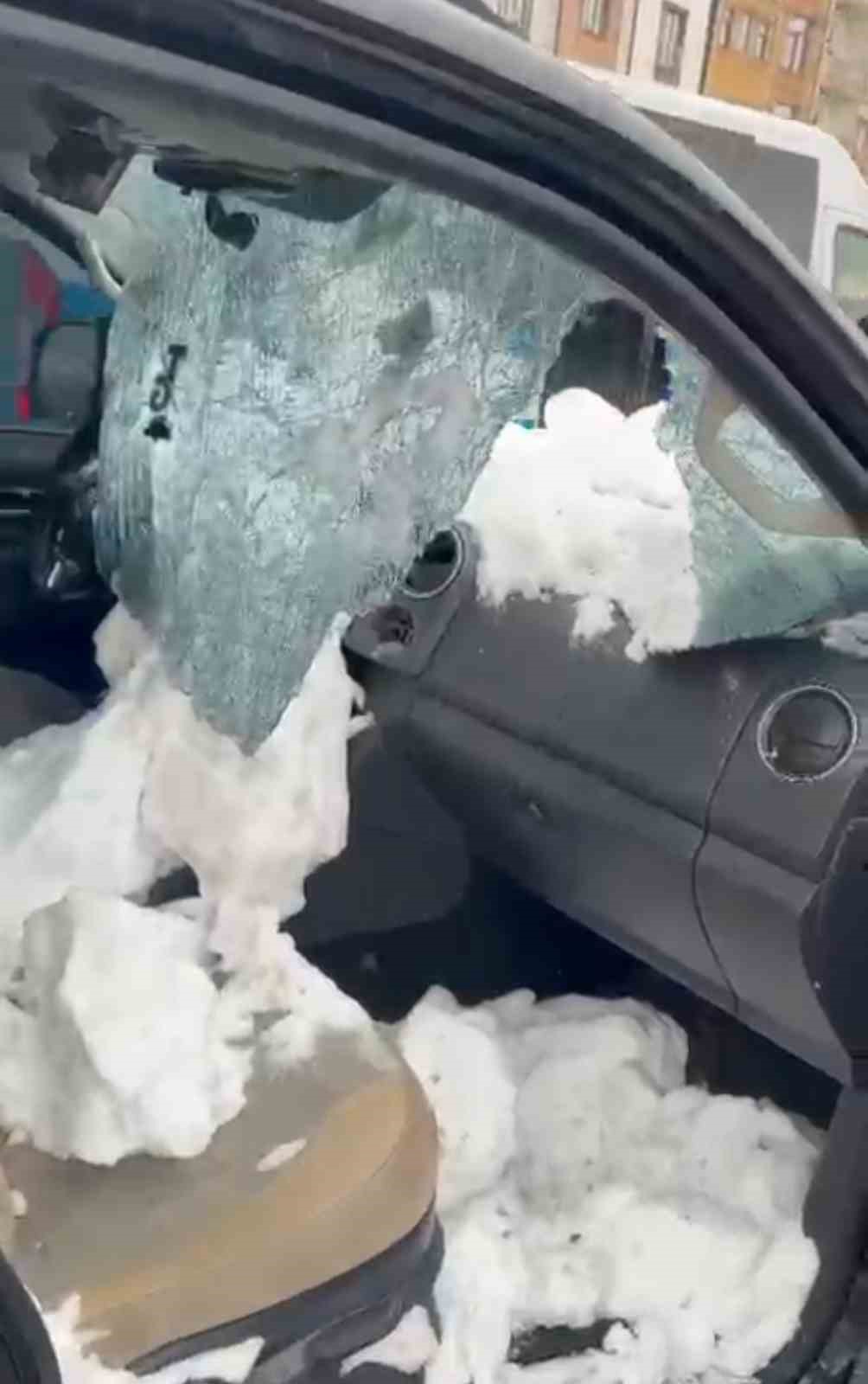Üst geçitten otomobilin üzerine kar kütlesi düştü: 1 yaralı 12 ust gecitten otomobilin uzerine kar kutlesi dustu 1 yarali 8 yvS5IiYF