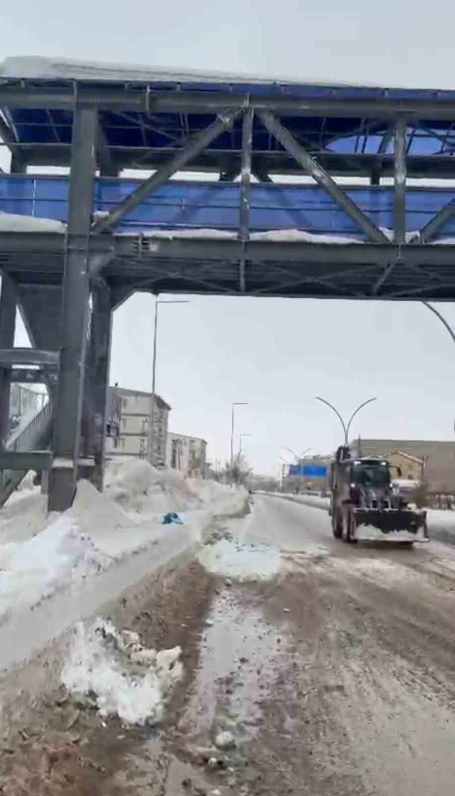 Üst geçitten otomobilin üzerine kar kütlesi düştü: 1 yaralı 13 ust gecitten otomobilin uzerine kar kutlesi dustu 1 yarali 9 K1ukYKBO