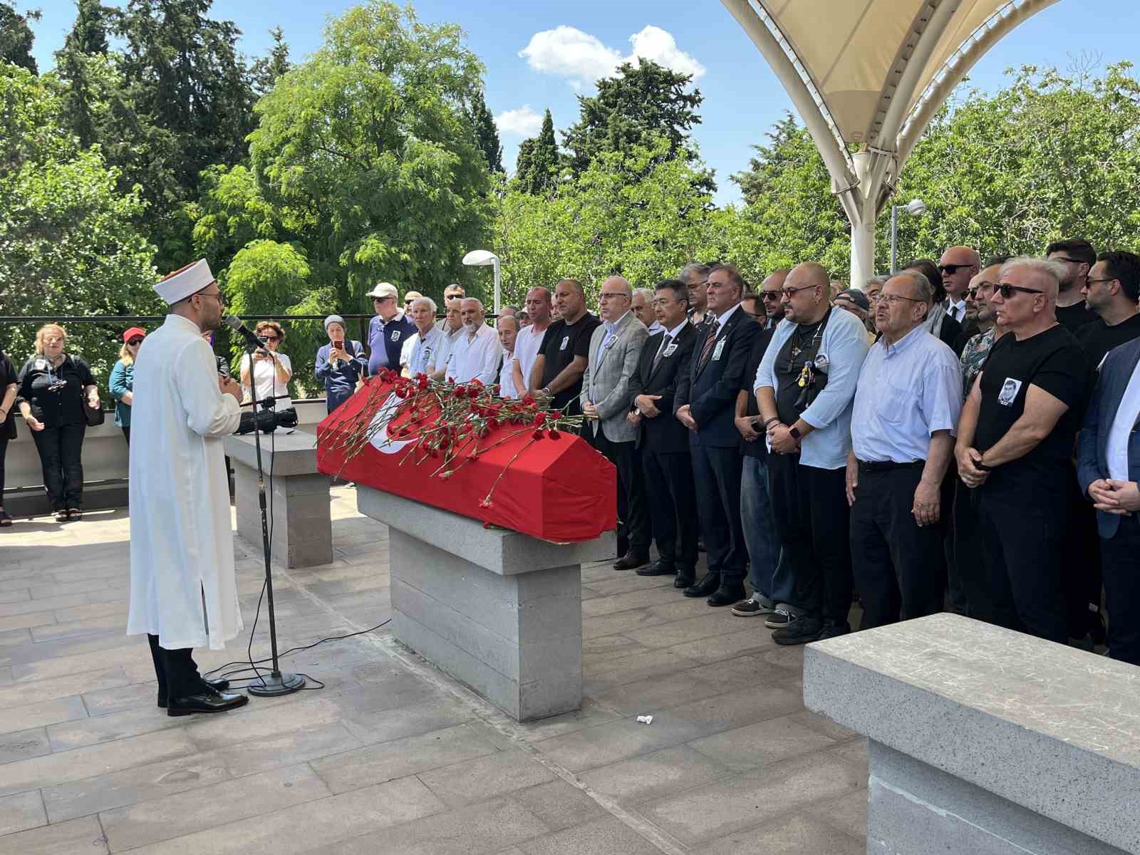 Usta oyuncu Zihni Göktay son yolculuğuna uğurlandı 4 usta oyuncu zihni goktay son yolculuguna ugurlandi 0 QpcC81rX