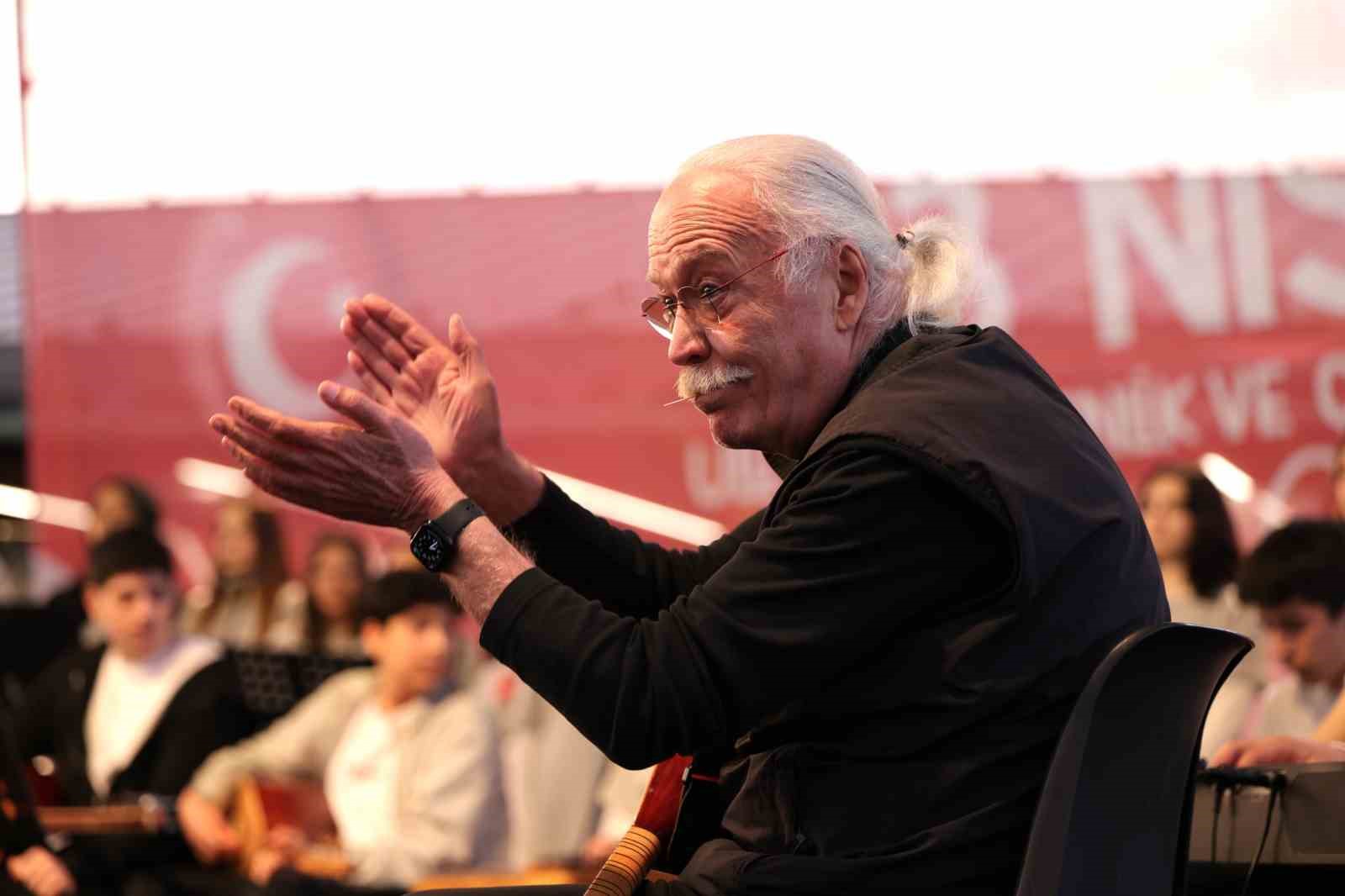 usta sanatci cahit berkay genclerle ayni sahneyi paylasti 0 MpejSAfv