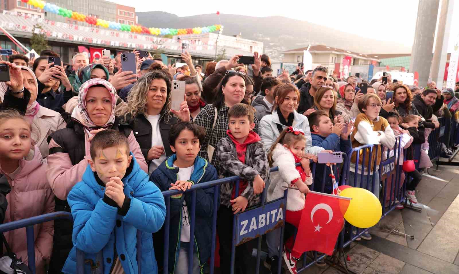usta sanatci cahit berkay genclerle ayni sahneyi paylasti 3 cqDFCEG2