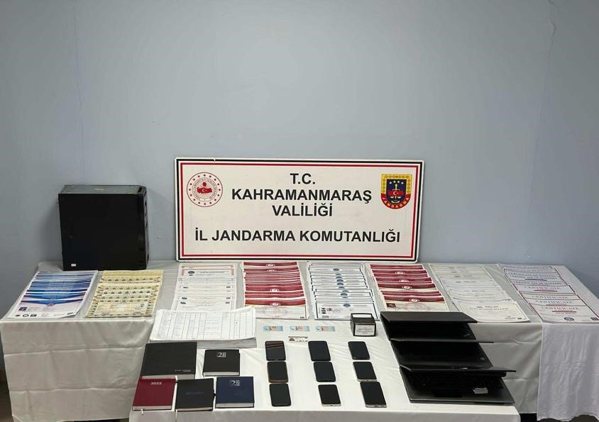 ustaliktan kalfaliga ehliyetten srcye kadar sahte belge hazirlamislar 7 tutuklama 4 Kj3wabBs