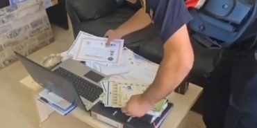 ustaliktan-kalfaliga-ehliyetten-srcye-kadar-sahte-belge-hazirlamislar-7-tutuklama-nXvZCO51.jpg