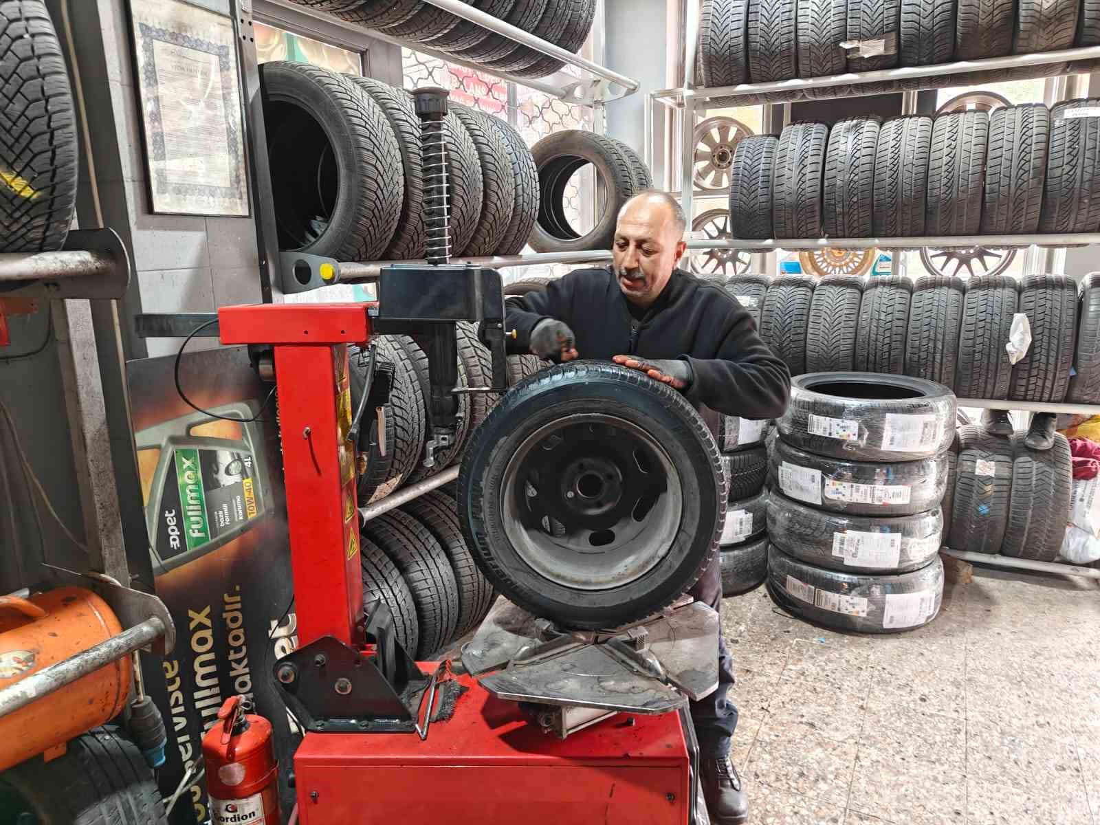 Ustasından kış lastiği uyarısı: "Can güvenliğimiz için lastiklerimizi taktıralım" 7 ustasindan kis lastigi uyarisi can guvenligimiz icin lastiklerimizi taktiralim 3 4wu6ezsm