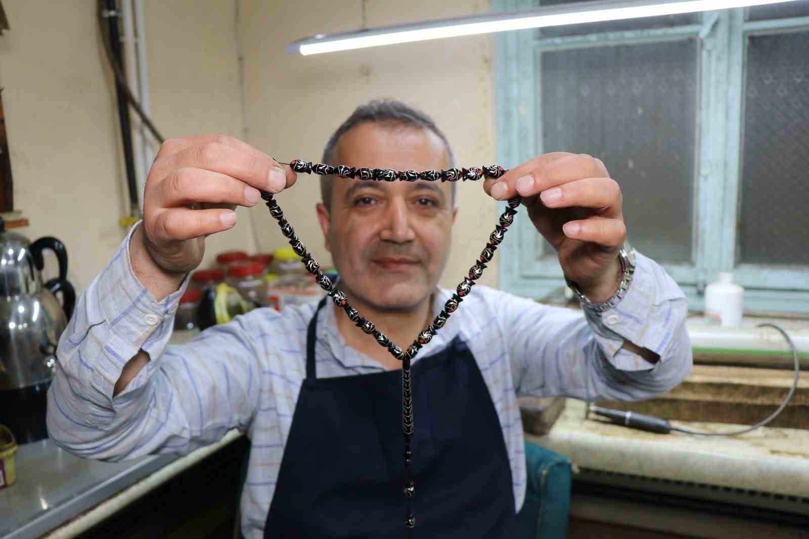 Ustasından Türkiye’de bir ilk: Balık taneli Oltu taşı tespihi yaptı 4 ustasindan turkiyede bir ilk balik taneli oltu tasi tespihi yapti 0 6iCG9cuq