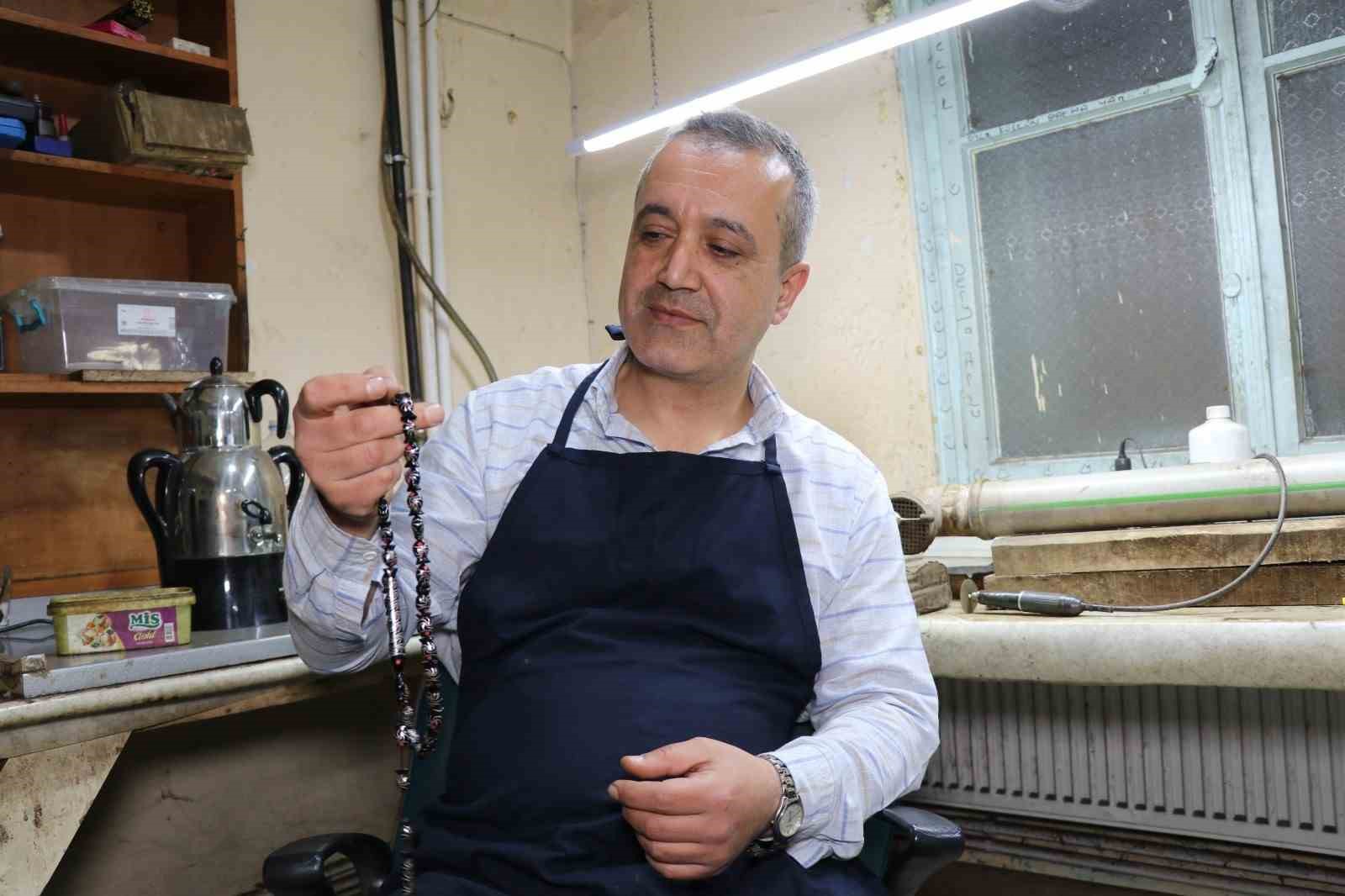 Ustasından Türkiye’de bir ilk: Balık taneli Oltu taşı tespihi yaptı 6 ustasindan turkiyede bir ilk balik taneli oltu tasi tespihi yapti 2 Mnql9JMV